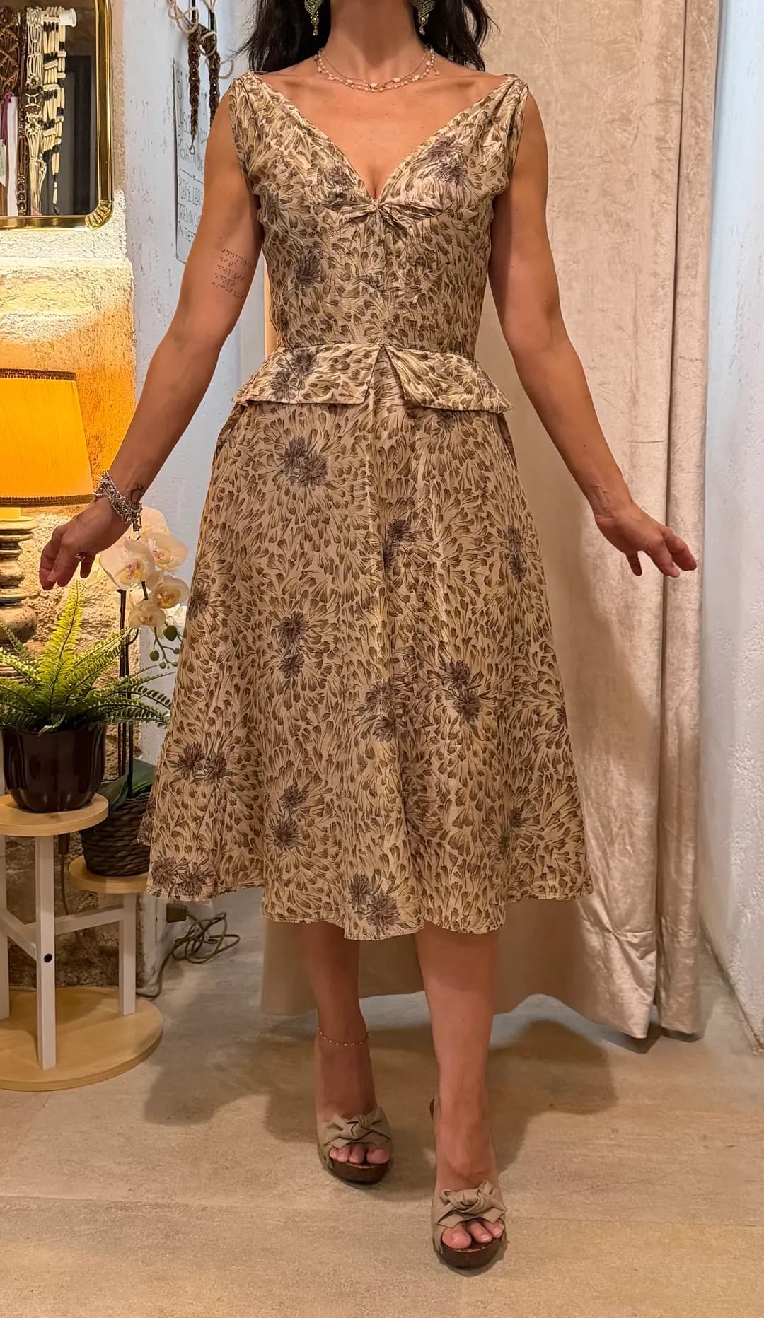 Abito sartoriale da cocktail con code anni 50